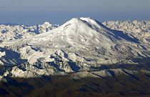 L'Elbrouz, qui culmine à 5 642 mètres, est le plus haut sommet du Caucase et d'Europe. Les accidents mortels y sont réguliers, mais rarement avec un bilan aussi lourd.