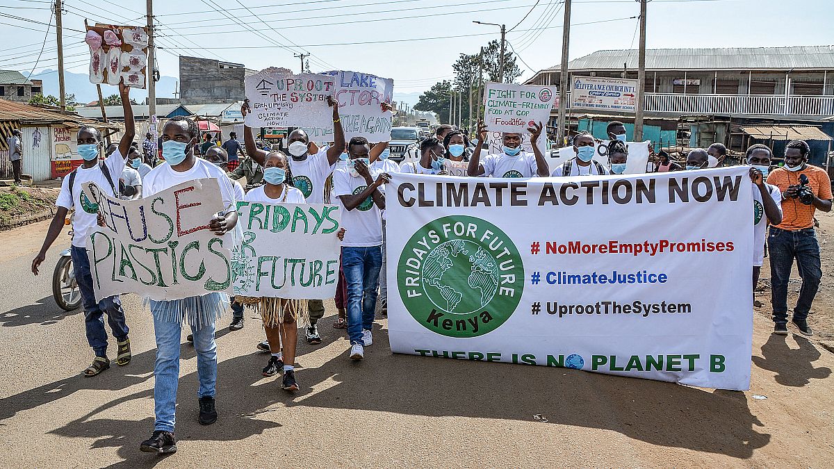 Genç çevre aktivistleri, 24 Eylül 2021'de Kenya'nın batısındaki Kisumu'da "iklim adaleti" talep etmek için Fridays For Future yürüyüşüne katılıyor.