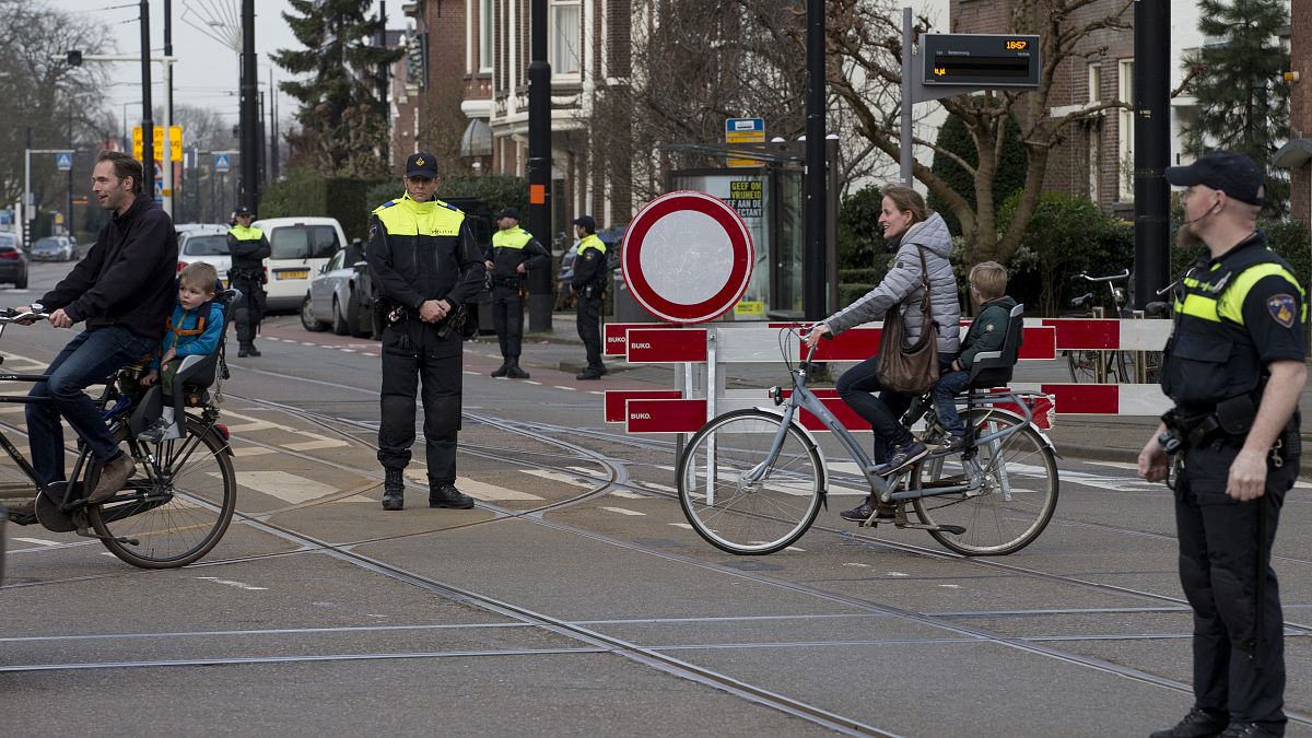 شرطيون هولنديون وسط مدينة روتردام. 2010/01/13