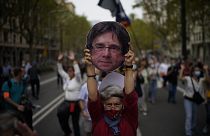 Una mujer durante una protesta en apoyo a Puigdemont frente al consulado italiano en Barcelona, España, el viernes 24 de septiembre de 2021
