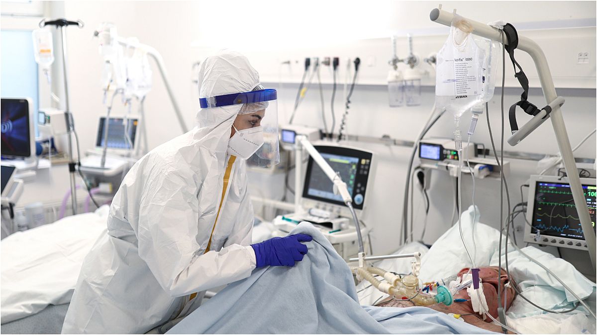 ممرضة تقدّم العلاج لمريض مصاب بـ"كوفيد-19" في وحدة العناية المركزة بمستشفى عبد الله نكاس بمدينة سراييفو بالبوسنة الجمعة 24 أيلول/سبتمبر 2021