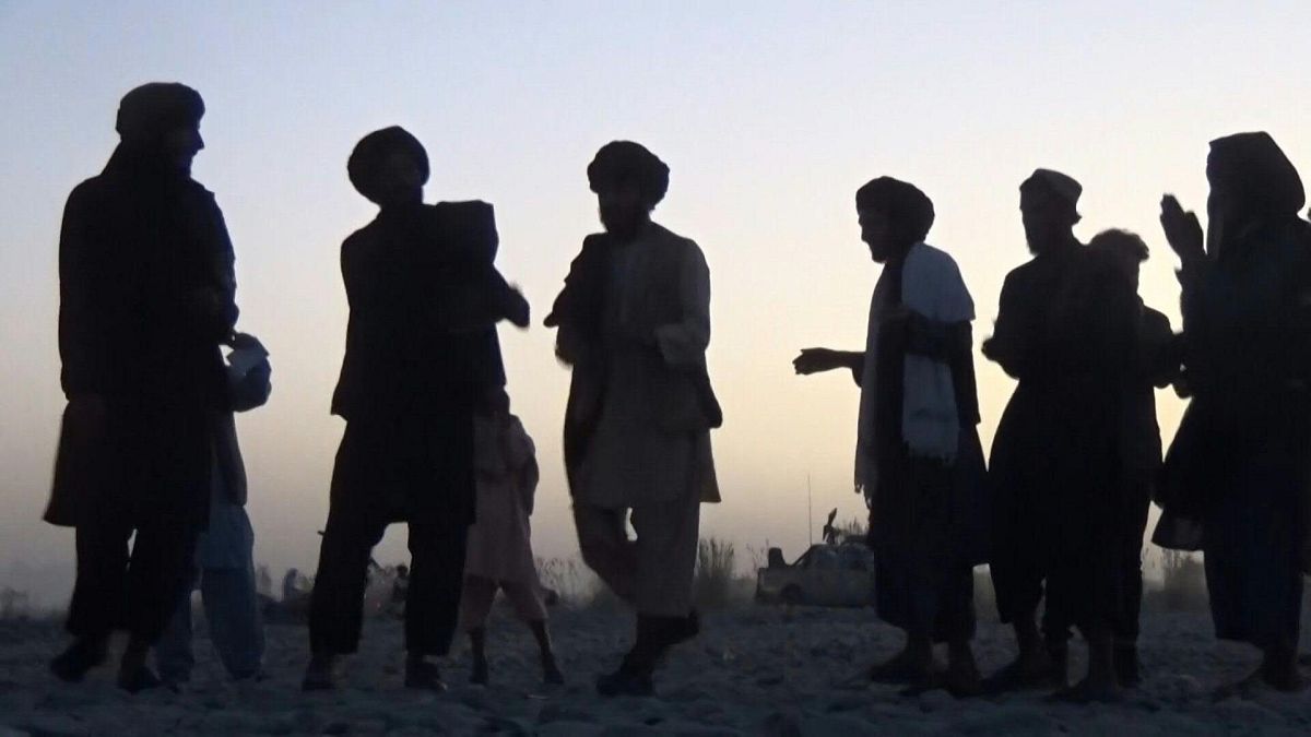 شباب من حركة طالبان يرقصون على أنغام تقليدية أفغانية 