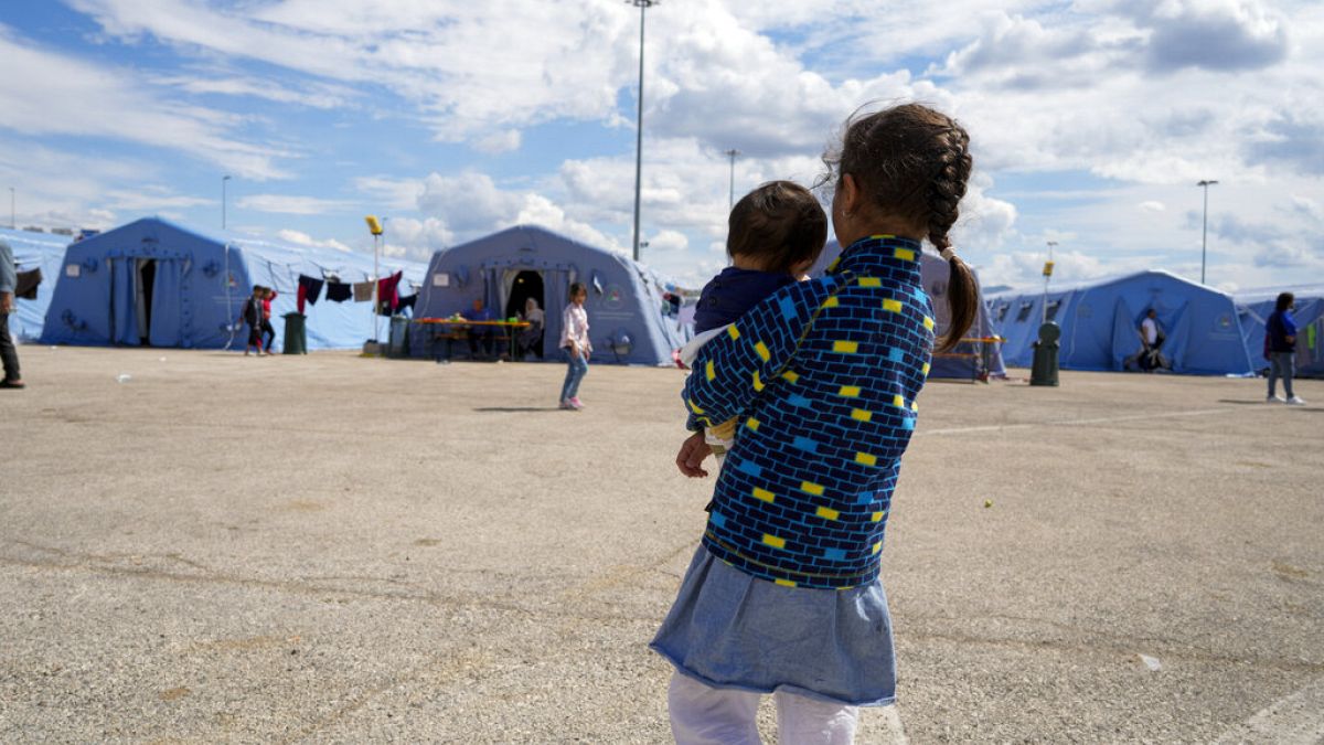 Afgán menekült öleli testvérét az olasz Vöröskereszt ideiglenes karanténtáborában Avezzano-ban, 2021. augusztus 24-én