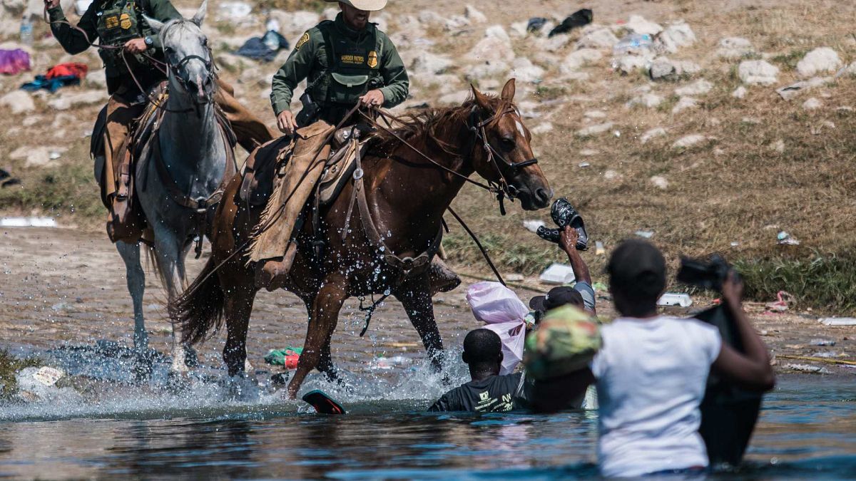 حاول ضباط حماية الحدود الأمريكية صدّ المهاجرين أثناء عبورهم نهر ريو غراندي بالمكسيك، إلى ديل ريو في تكساس، الأحد 19 سبتمبر 2021