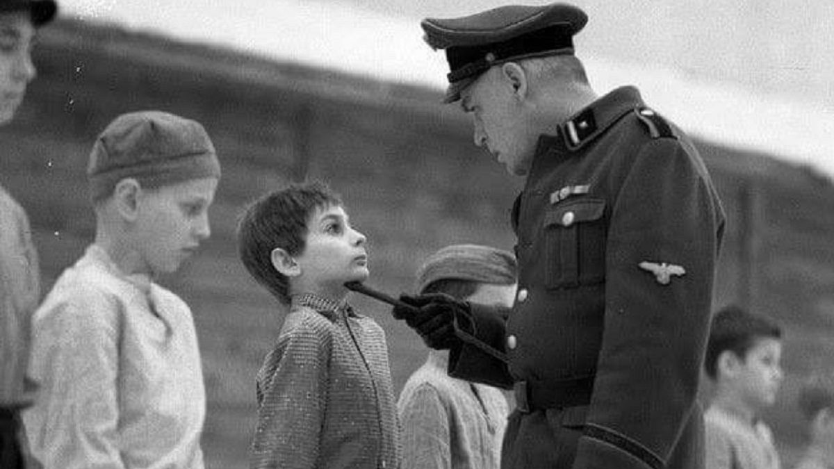 Német tisztek ellenőrzik a gyerekeket a koncentrációs táborban a Twarz aniola című filmben (illusztráció)
