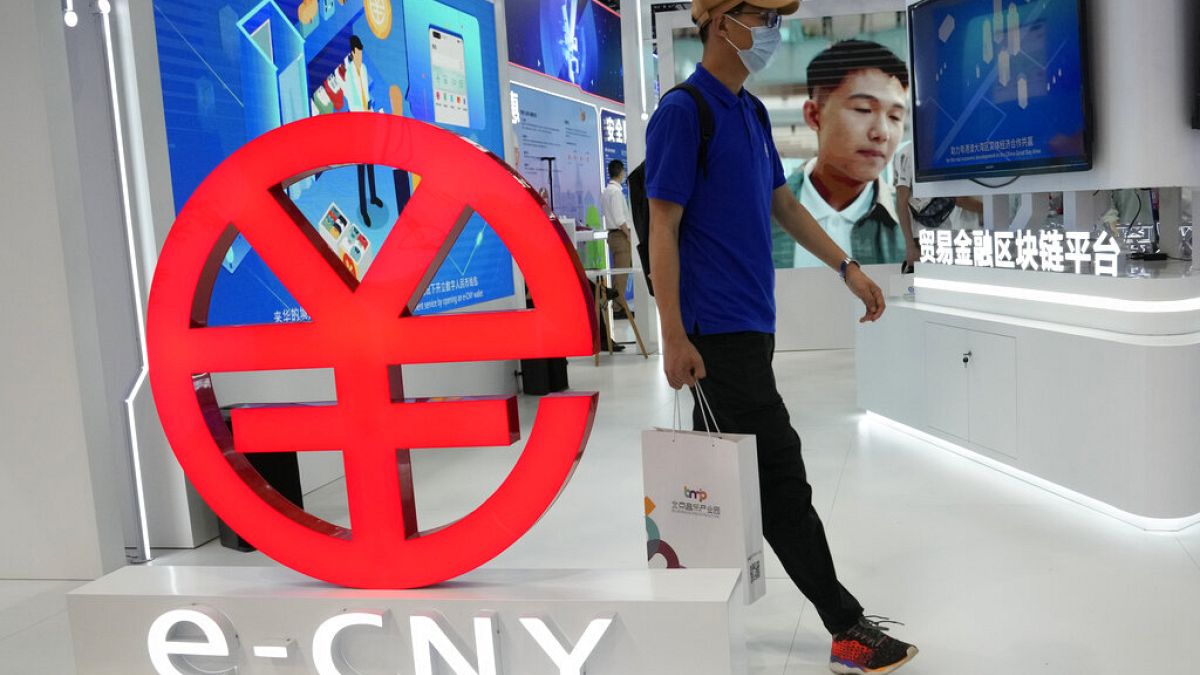 Logo de la e-CNY, versión digital del Yuan, en una feria en Pekín, China, 5/9/2021
