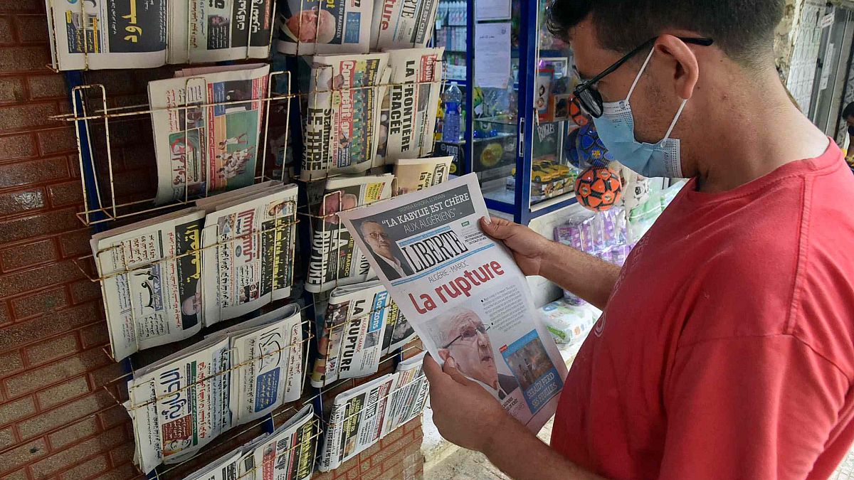رجل جزائري يحمل صحيفة اليوم في العاصمة الجزائر، 25 أغسطس 2021