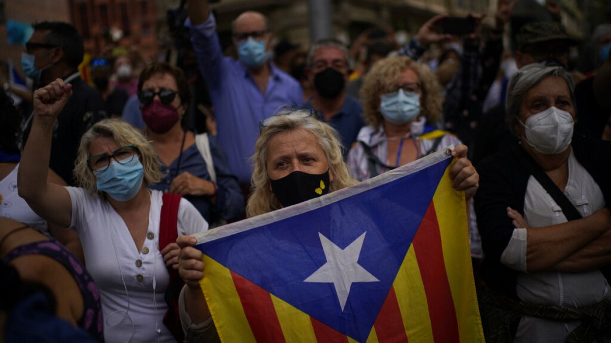 Активисты протестуют против задержания Карлеса Пучдемона у консульства Италии в Барселоне 24 сентября 2021
