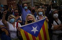 Активисты протестуют против задержания Карлеса Пучдемона у консульства Италии в Барселоне 24 сентября 2021