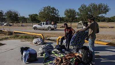 Centro de acolhimento de migrantes do Texas está agora vazio