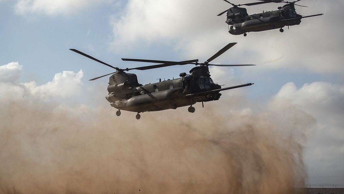 طائرات هليكوبتر تقل قوات أمريكية ومغربية في مناورة تدريبية في قاعدة تافراوت قرب أكادير المغربية.