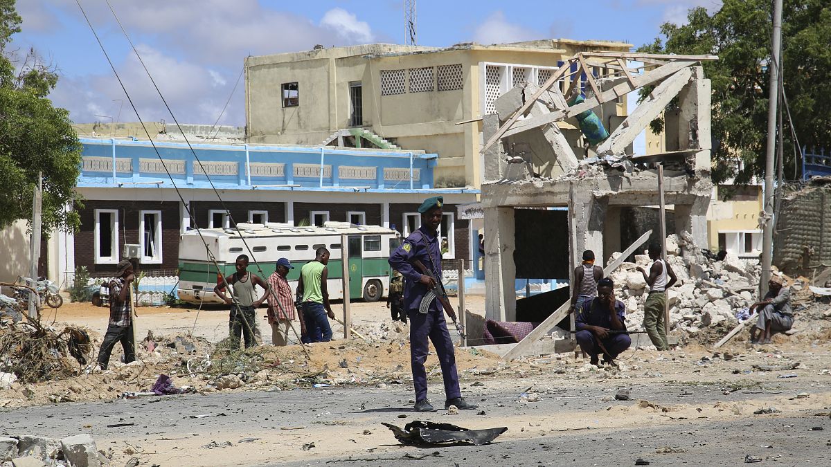  جندي صومالي في موقع انفجار بمقديشو بالصومال. 