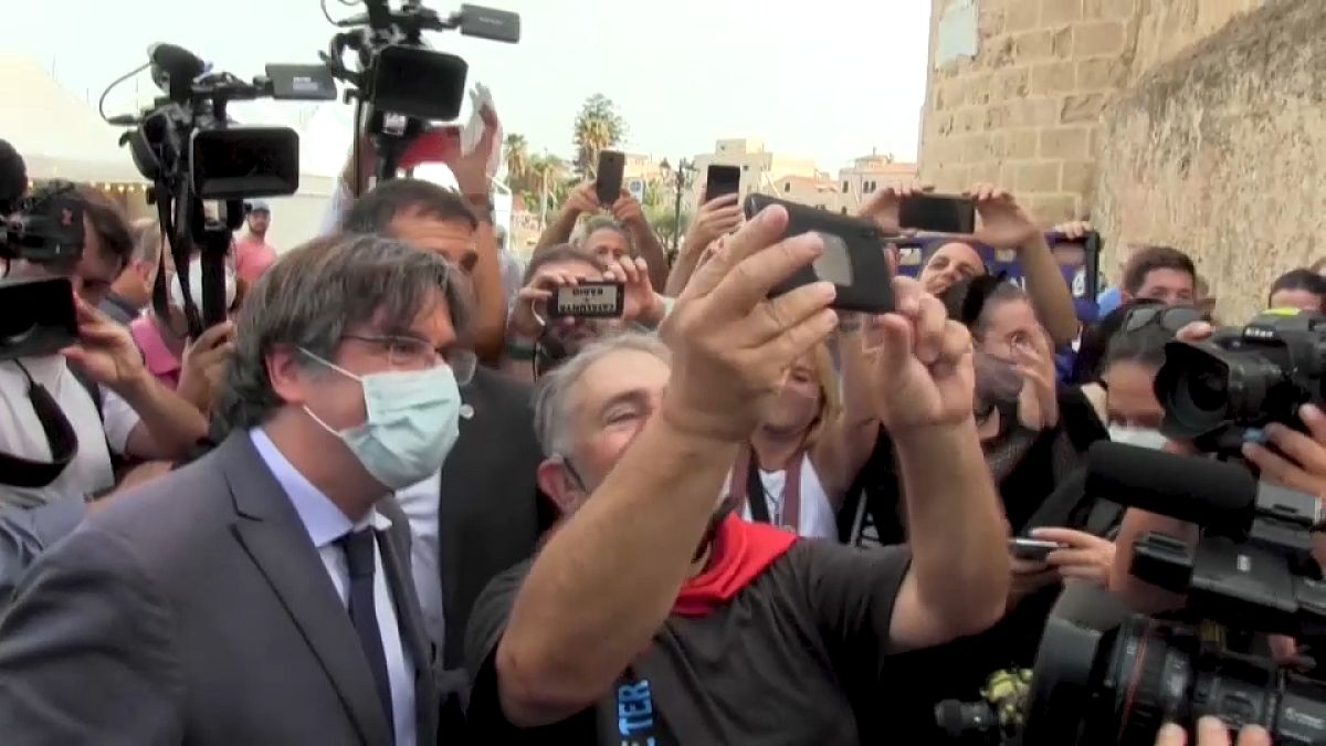 Carles Puigdemont se saca fotos con simpatizantes sardos en Alguer, Cerdeña
