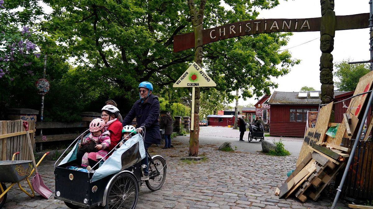 Danimarka'nın başkenti Kopenhag'da bulunan Christiania'da yaklaşık 1000 kişi yaşıyor ve özerk bir konuma sahip.