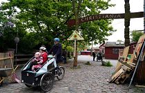 Danimarka'nın başkenti Kopenhag'da bulunan Christiania'da yaklaşık 1000 kişi yaşıyor ve özerk bir konuma sahip.