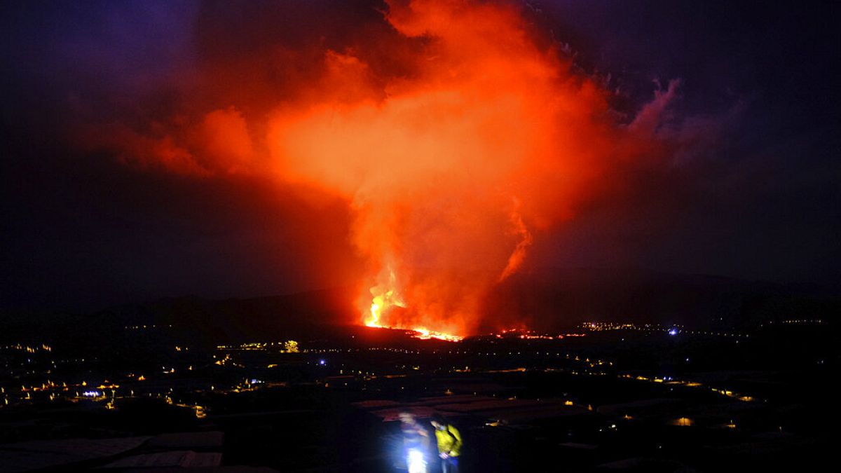 Imagen nocturna de la colada de lava del volcán Cumbre Vieja