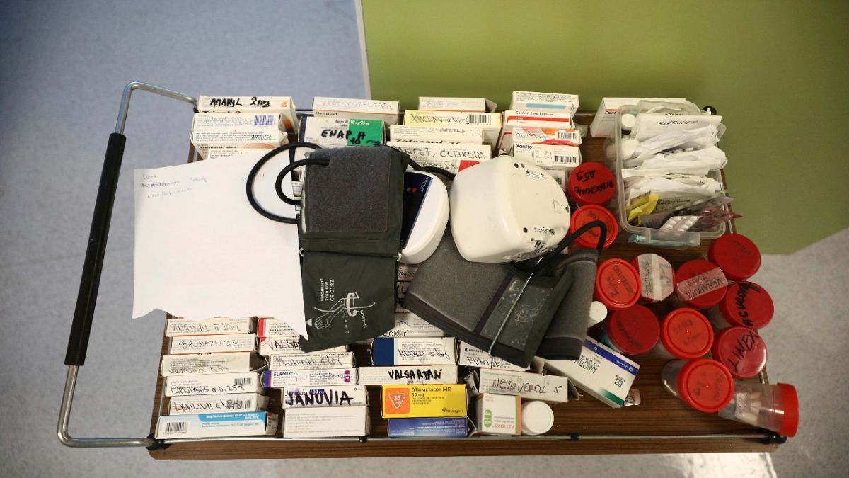 الأدوية للمرضى  المصابين بكوفيد19  في وحدة العناية المكثفة في مستشفى في سراييفو، البوسنة.