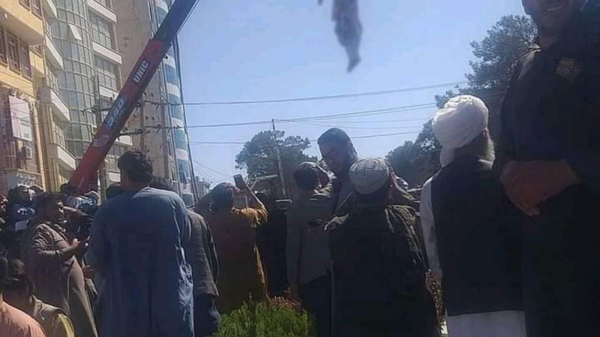 تصویری از آویزان کردن جسد یکی از این افراد در هرات