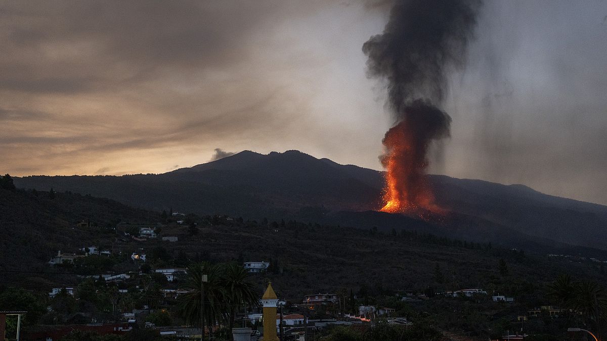 الحمم البركانية في ثوران بركاني في جزيرة لا بالما في جزر الكناري، إسبانيا.