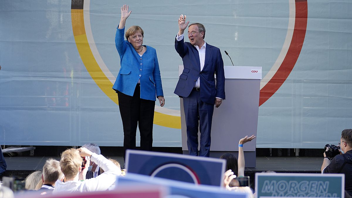 المستشارة أنجيلا ميركل وأرمين لاشيت، يلوحان لأنصاره في آخر يوم في الحملة الانتخابية للحزب الديمقراطي المسيحي في آخن، ألمانيا. 