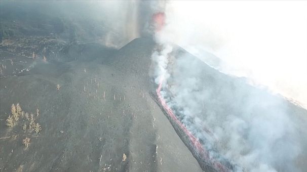 Smoke cloud from the Cumbre Vieja volcano, on 24 November 2021, in Los  Llanos de Aridane, Santa Cruz de Tenerife, Canary Islands, (Spain). The  Cumbre Vieja volcano, which began to roar on