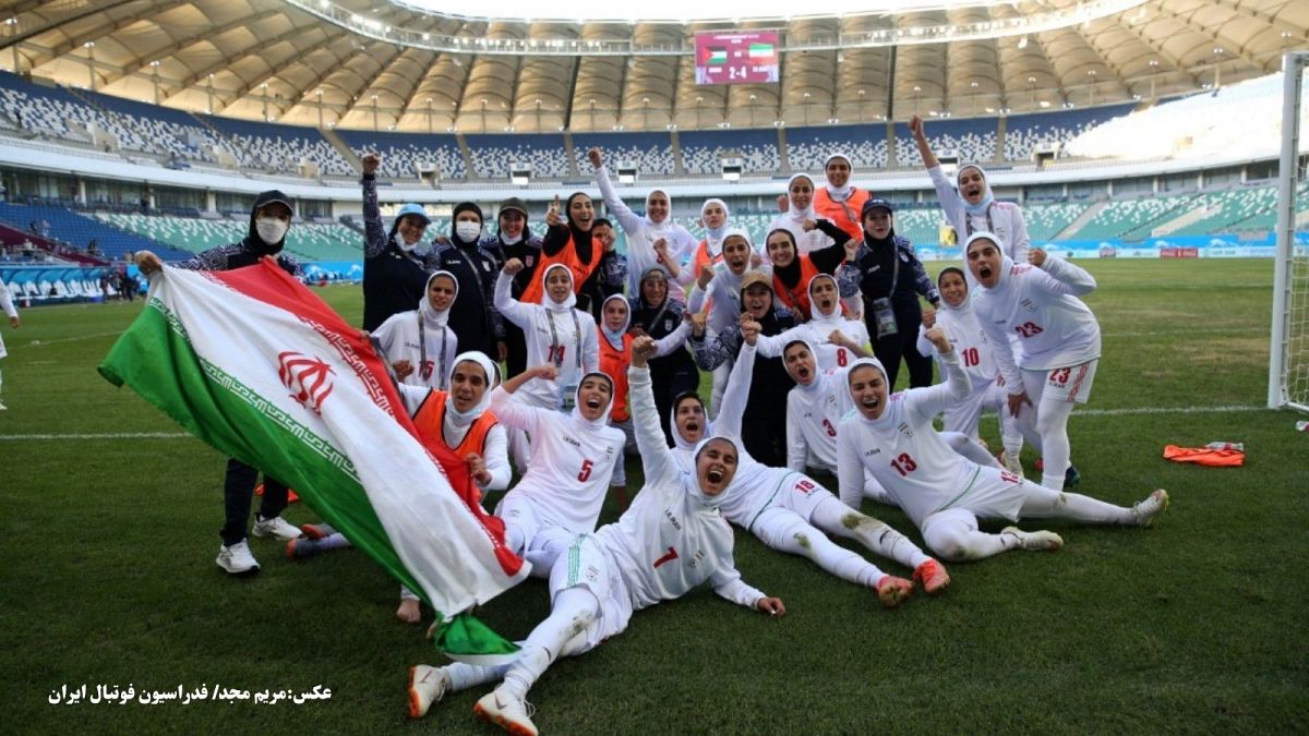 شادی کادر فنی و بازیکنان تیم ملی فوتبال زنان ایران پس از پیروزی بر اردن 