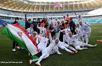 شادی کادر فنی و بازیکنان تیم ملی فوتبال زنان ایران پس از پیروزی بر اردن