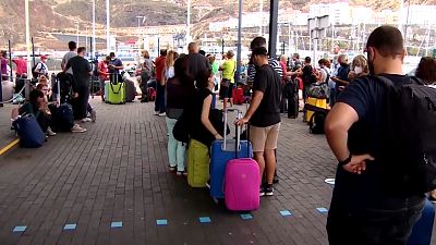 Colas de gente que espera para subirse a un ferry en La Palma, España