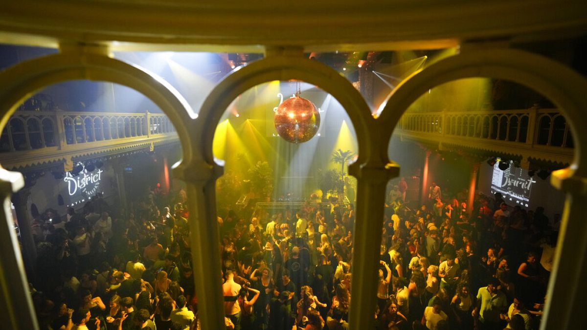 Нидерландцы танцуют в ночном клубе Paradiso в Амстердаме после отмены правила социального дистанцирования 25.09.2021