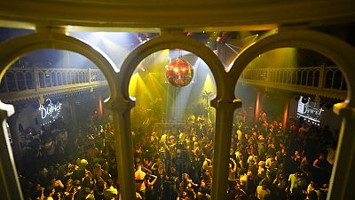 Нидерландцы танцуют в ночном клубе Paradiso в Амстердаме после отмены правила социального дистанцирования 25.09.2021