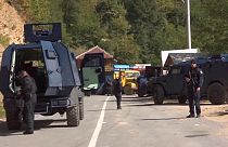 Kosovo-Polizisten sichern den Grenzübergang Brnjak