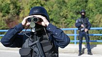 Le gouvernement kosovar a déployé lundi les forces spéciales de la police près de deux postes-frontières avec la Serbie, dans le nord, pour faire appliquer sa décision.