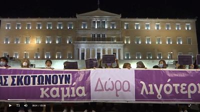 Protesta contra los feminicidios en aumento ante el Parlamento de Grecia 