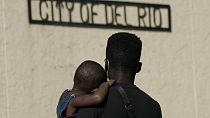 Migrantes haitianos abandonam fronteira entre o México e os EUA