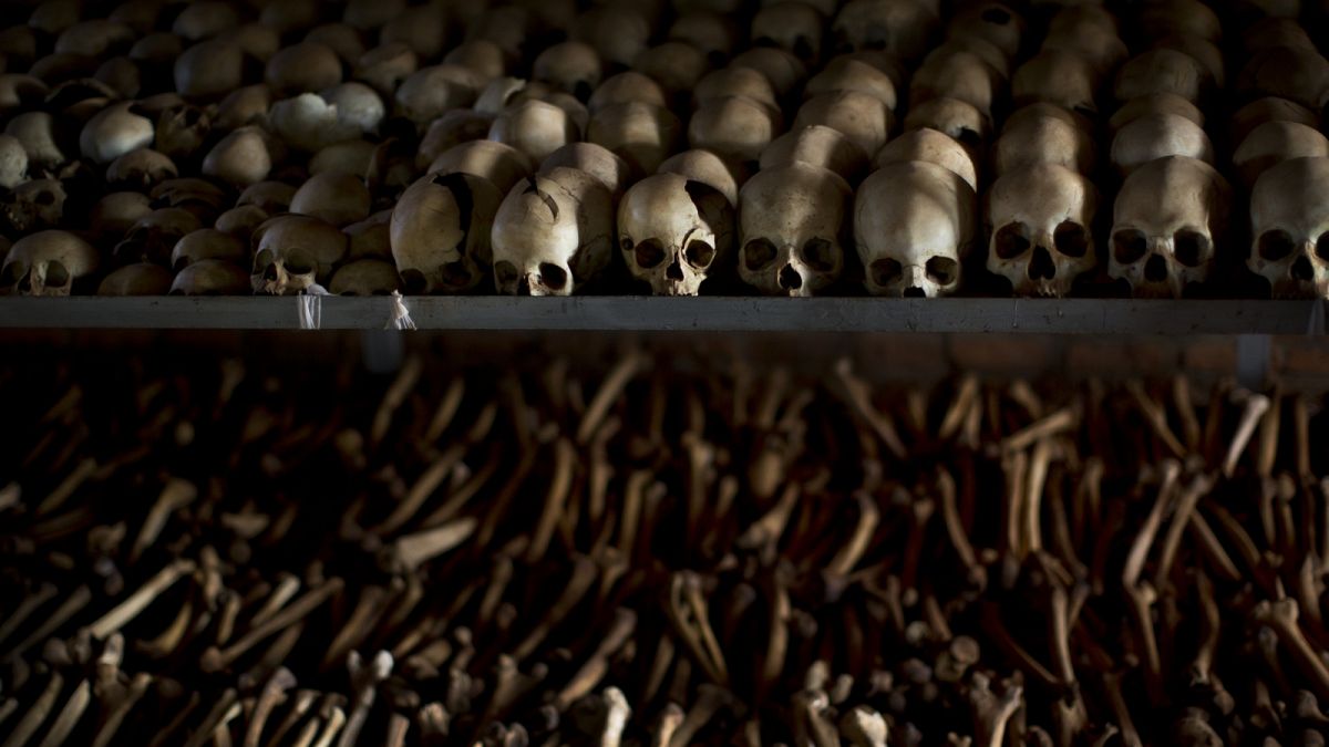 A meggyilkoltak koponyáiból és csontjaiból rendezett emlékkiállítás Ntarama városában