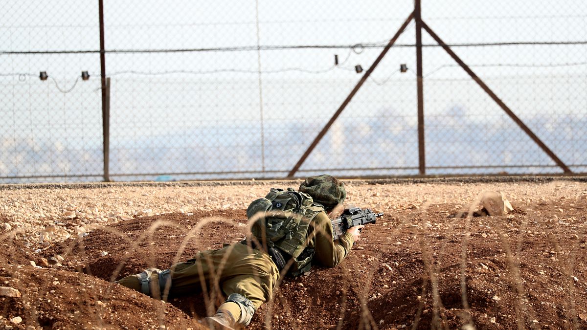 İşgal altındaki Batı Şeria'nın Cenin kentine yakın bir noktada mevzi alan bir İsrailli asker 
