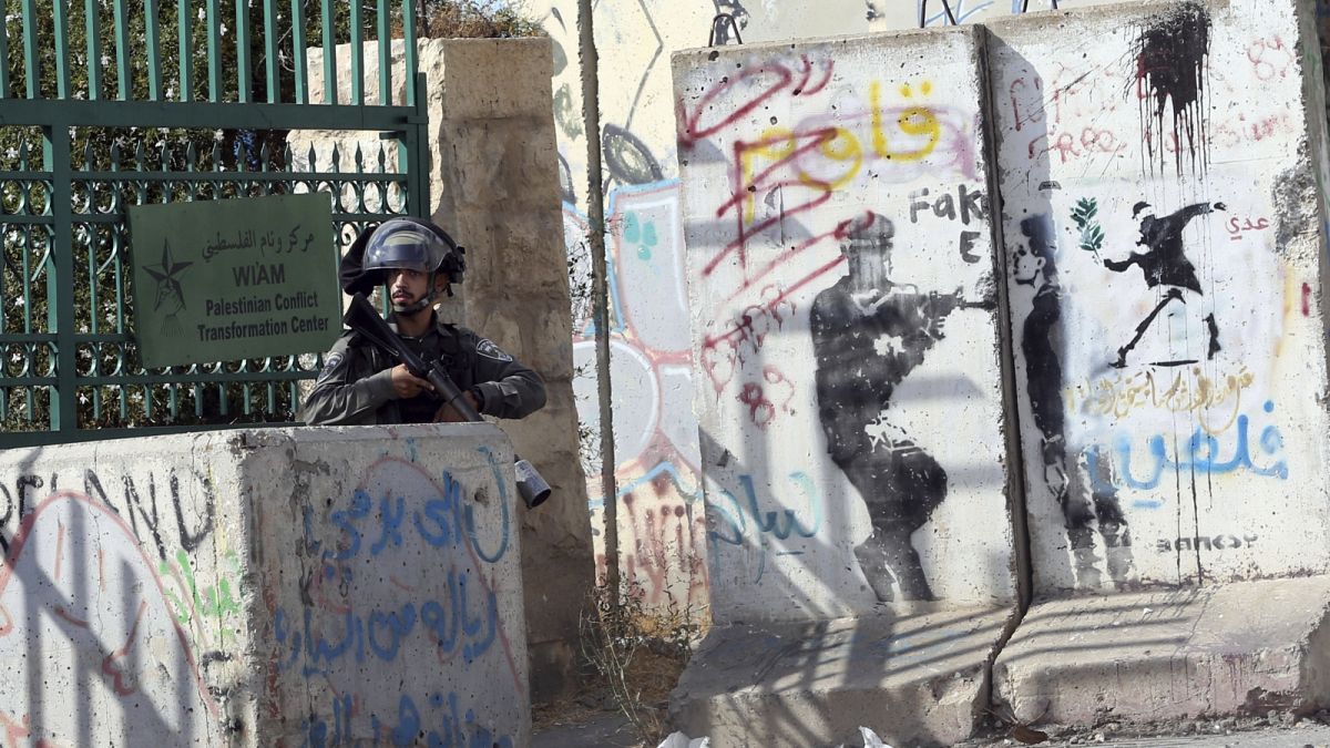 Izraeli határrendész palesztinokkal való összecsapások közben Betlehemben
