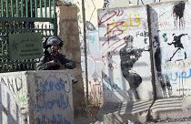 Izraeli határrendész palesztinokkal való összecsapások közben Betlehemben