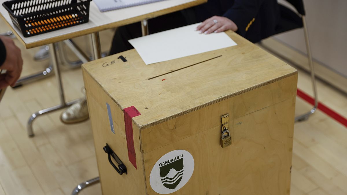 صندوق اقتراع في مركز اقتراع في جارداباي، آيسلندا.