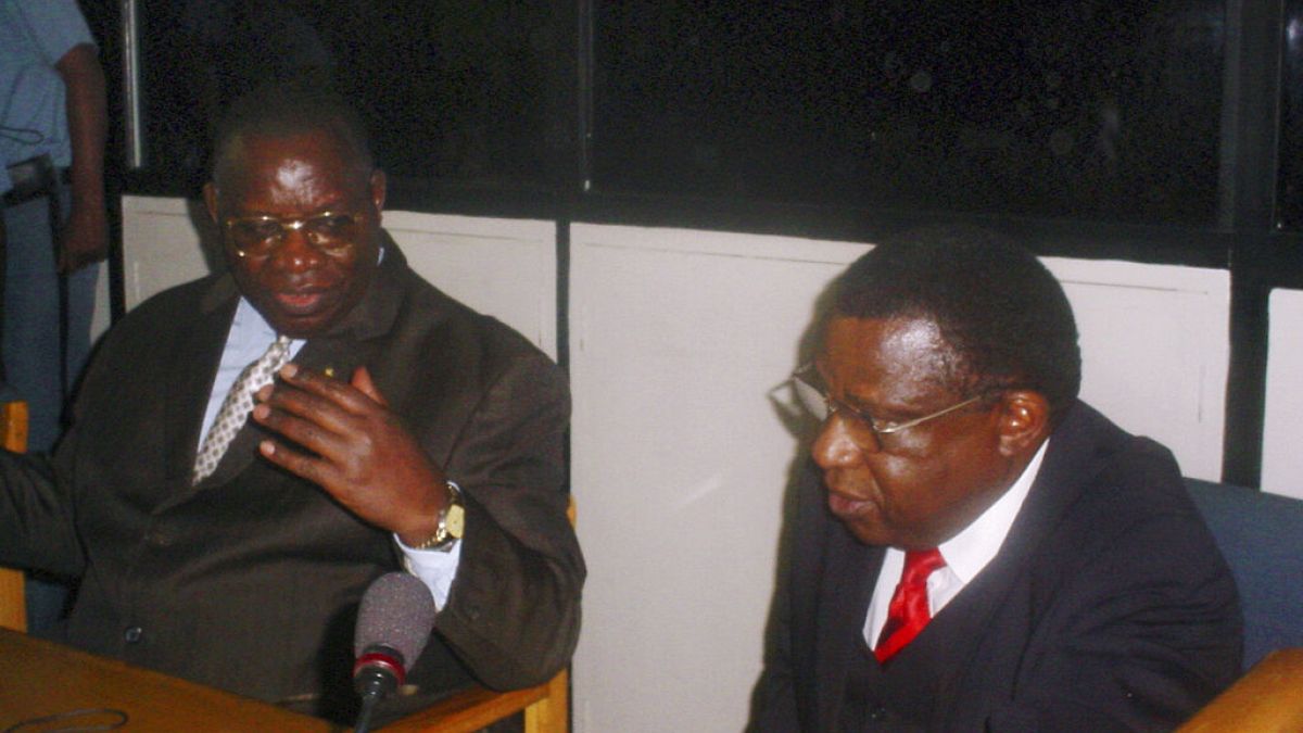 Anatole Nsengiyumva (à gauche) et Theoneste Bagosora (à droite) lors de leur comparution devant le Tribunal pénal international pour le Rwanda à Arusha (Tanzanie) en 2008.
