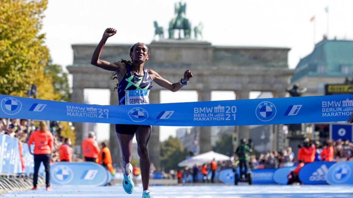 L'Ethiopienne Gotytom Gebreslase passe la ligne d'arrivée du marathon de Berlin, le 26 septembre 2021
