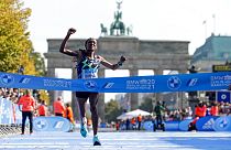 L'Ethiopienne Gotytom Gebreslase passe la ligne d'arrivée du marathon de Berlin, le 26 septembre 2021
