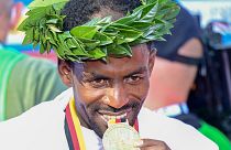 Der Sieger des Berlin-Marathons 2021, Guye Adola, im Ziel.