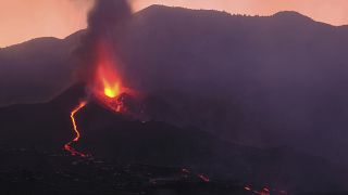 La lave s'écoule du volcan Cumbre Vieja sur l'île de La Palma, en Espagne, le 26 septembre 2021.