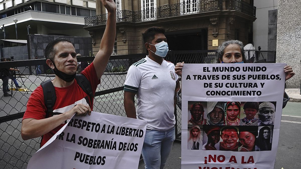 Unterstützer der Maduro-Regierung demonstrieren vor dem Ort der Gespräche in Mexico City