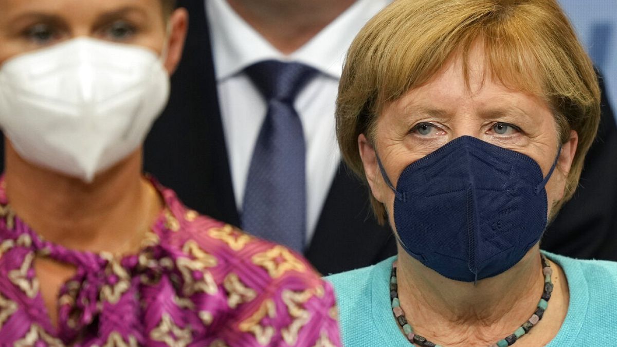 Angela Merkel durante el discurso de su candidato Amin Laschet. Decepción en las filas cristianodemócratas. 