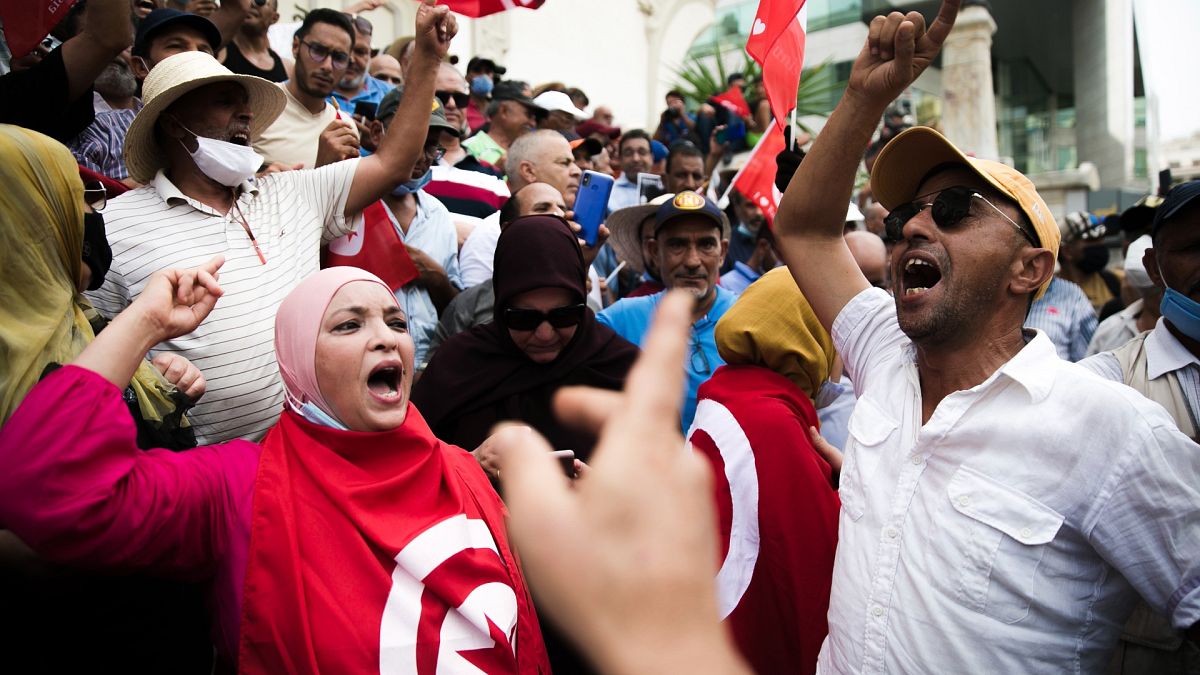 Tunus'ta Cumhurbaşkanı Kays Said protesto edildi