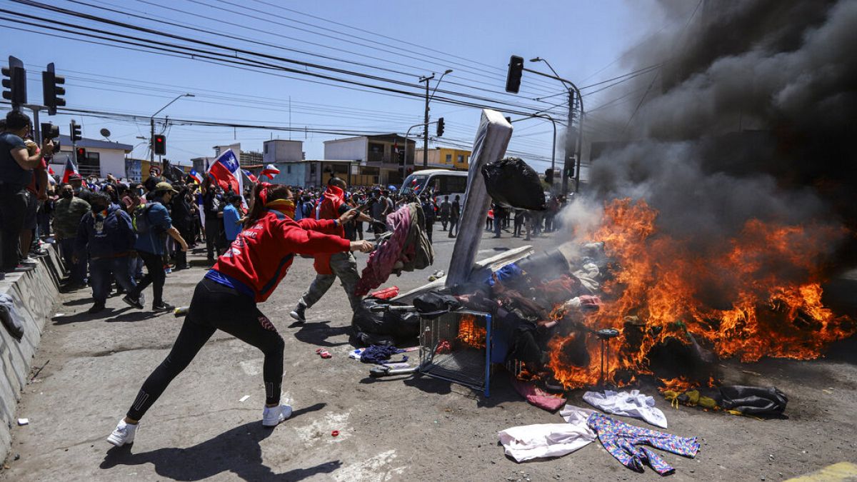 Habitantes de Iquique queman bienes de indocumentados venezolanos y colombianos en el marco de una marcha