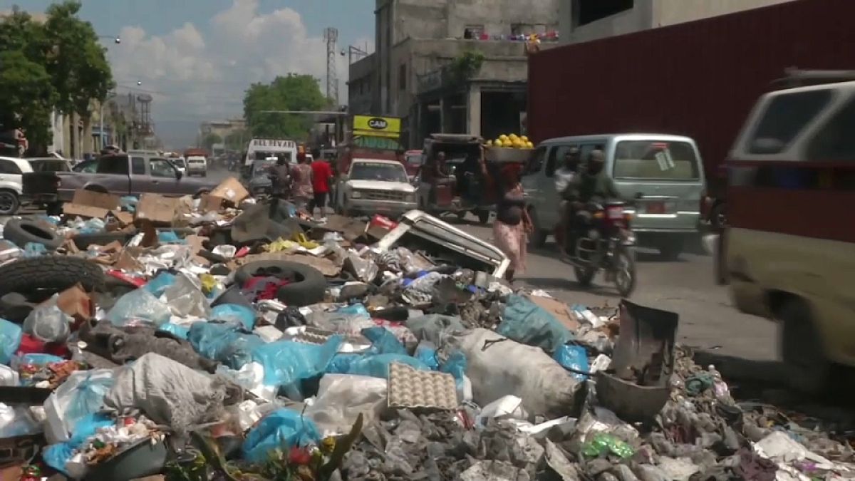 Basura amontonada en una calle de Puerto Príncipe, Haití
