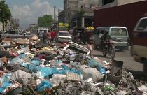 Basura amontonada en una calle de Puerto Príncipe, Haití